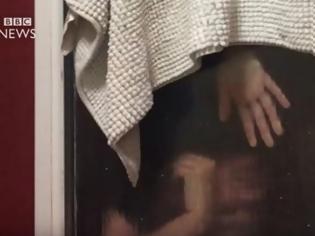 Φωτογραφία για Ένα ραντεβού μέσω Tinder με περίεργο τέλος – Πήγε τουαλέτα και κόλλησε στο παράθυρο του μπάνιου