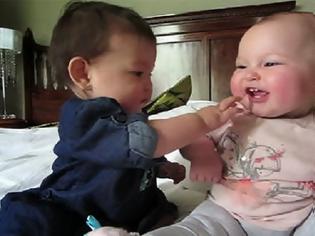 Φωτογραφία για ΔΕΝ ΥΠΑΡΧΕΙ: Ο απίστευτος διάλογος ανάμεσα σε 2 μωρά! [video]
