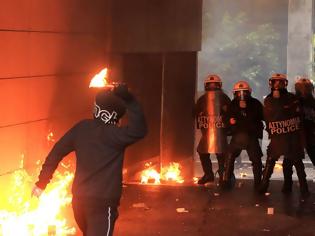 Φωτογραφία για Πως πρέπει να αντιμετωπίζει το κράτος έναν εγκληματία που καίει καταστήματα και εκτοξεύει μολότοφ κατά αστυνομικών;