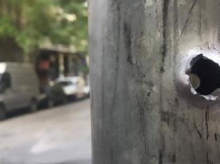 Φωτογραφία για Δείτε τις τρύπες από τις σφαίρες στις κολόνες έξω από τα γραφεία του ΠΑΣΟΚ [photos]