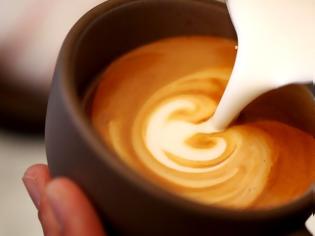 Φωτογραφία για 10 μεγάλες αλήθειες για όσους βάζουν γάλα στον καφέ τους