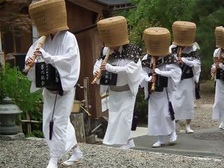 Φωτογραφία για Οι μυστηριώδεις μοναχοί της Ιαπωνίας που διαλογίζονται μέσω της μουσικής με καλάθια στο κεφάλι [video]