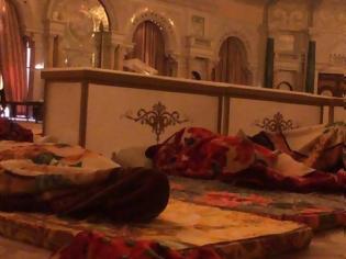 Φωτογραφία για Ταπείνωση! Οι Σαουδάραβας πρίγκιπες κοιμούνται στο πάτωμα