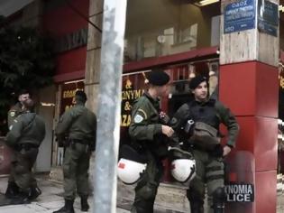 Φωτογραφία για Επίθεση στα γραφεία του ΠΑΣΟΚ: Οι αρχές αναζητούν τον ψηλόλιγνο με εκπαίδευση στα καλάσνικοφ