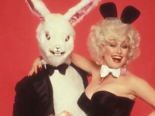 Φωτογραφία για Η φωτογράφιση της Ντόλι Πάρτον ως κουνελάκι του Playboy. Γιατί προκάλεσε σάλο