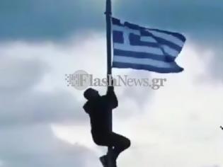 Φωτογραφία για Μαθητής στην Κρήτη πήρε αποβολή γιατί ύψωσε σημαία στο σχολείο του... [photos]