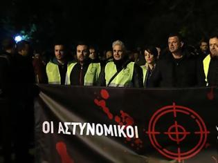 Φωτογραφία για Διαμαρτυρία αστυνομικών μετά την επίθεση στα ΜΑΤ έξω από το ΠΑΣΟΚ (βίντεο)