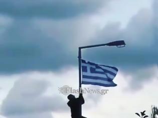 Φωτογραφία για Μαθητής στην Κρήτη ύψωσε την ελληνική σημαία σε στύλο φωτισμού σχολείου και πήρε αποβολή