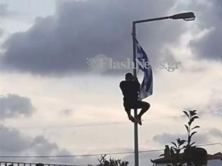Φωτογραφία για Απέβαλαν μαθητή επειδή ύψωσε την ελληνική σημαία σε σχολείο - ΦΩΤΟ