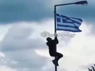 Φωτογραφία για Επιτέλους αντίδραση: Γέμισαν ελληνικές Σημαίες το σχολείο που απέβαλε τον μαθητή που ύψωσε την γαλανόλευκη την 28η Οκτωβρίου
