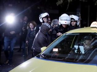 Φωτογραφία για Απίστευτες σκηνές στην Ευελπίδων: Η αστυνομία εκπόνησε σχέδιο διαφυγής του δολοφόνου της 32χρονης (Video)