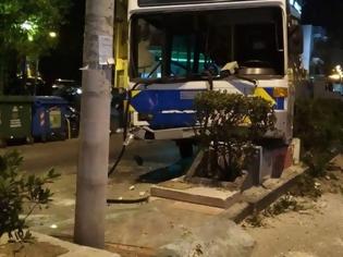 Φωτογραφία για Σοβαρό τροχαίο με λεωφορείο στη Λεωφόρο Παπάγου - Τραυματίστηκε ο οδηγός και επιβάτες [Εικόνες]