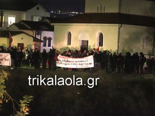 Φωτογραφία για Τρίκαλα: Επεισοδιακή πορεία-αντισυγκέντρωση για Μιχαλολιάκο - Έσπασαν τζάμια τράπεζας (βίντεο)