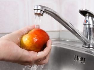 Φωτογραφία για Η επιστήμη μίλησε: Αυτός είναι ο καλύτερος τρόπος για να πλένετε τα μήλα