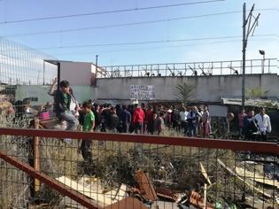 Φωτογραφία για Συμβολική κατάληψη των γραμμών του ΟΣΕ στη συνοικία της Νέας Σμύρνης Λάρισας από Ρομά