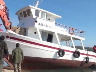 Φωτογραφία για Καταστρέφουν τα παραδοσιακά σκάφη όπως καταστρέφουν την Ελλάδα (video)
