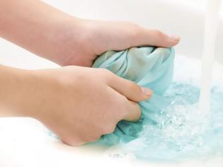 Φωτογραφία για Τα λάθη που κάνετε όταν πλένετε ρούχα στο χέρι