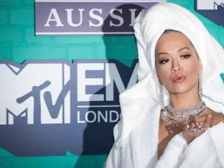 Φωτογραφία για Με μπουρνούζι, πετσέτα στα μαλλιά και διαμάντια στα μουσικά βραβεία η Rita Ora