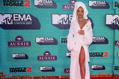 Ο απίστευτος λόγος που η Ρίτα Ορα πήγε στα βραβεία MTV με το μπουρνούζι της