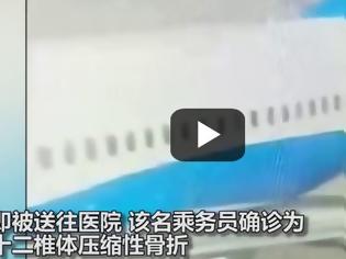 Φωτογραφία για Απίστευτο Βίντεο: Αεροσυνοδός στην Κίνα ανοίγει την πόρτα και πέφτει στο κενό!