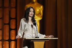 Νέες σοκαριστικές εικόνες με την αποστεωμένη Angelina Jolie