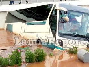 Φωτογραφία για Συγκλονιστικό βίντεο: Λεωφορείο παρασύρεται μόλις βγήκε και ο τελευταίος επιβάτης