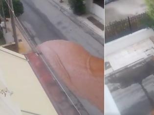 Φωτογραφία για Δείτε βίντεο: Πώς ο στεγνός δρόμος γίνεται ποτάμι σε λίγα δευτερόλεπτα