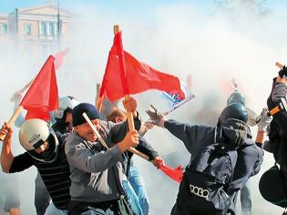 Φωτογραφία για Συναγερμός υπό το φόβο συμπλοκών στο Πολυτεχνείο: Η ΚΝΕ απέξω, οι αντιεξουσιαστές μέσα