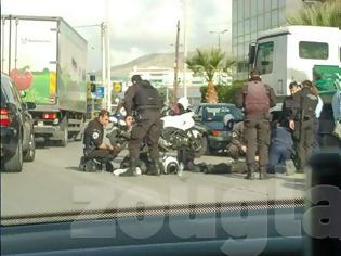 Φωτογραφία για Τροχαίο με αστυνομικούς στη Γλυφάδα (ΦΩΤΟ)