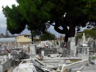 Φωτογραφία για Άνοιξαν οι τάφοι από το χτύπημα ανεμοστρόβιλου στους Γαργαλιάνους - ΦΩΤΟ