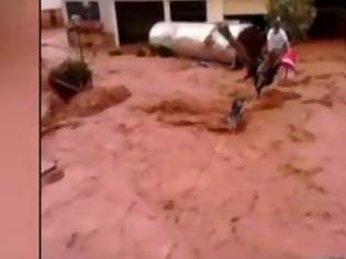 Φωτογραφία για Συγκλονιστικό βίντεο-ντοκουμέντι: Η στιγμή της δραματικής διάσωσης ανθρώπων στη Μάνδρα