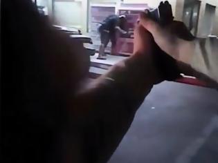 Φωτογραφία για Ούτε σε ταινία: Αστυνομικός εξουδετερώνει με τέσσερις σφαίρες ένοπλο που κρατά τη γυναίκα του