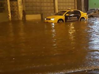 Φωτογραφία για «Βουλιάζει» η Αθήνα - Αυτοκίνητα «κολυμπάνε» στο Κερατσίνι