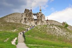 Ρωσία - Τό σκαλισμένο μέσα στά ἄσπρα βράχια μοναστήρι