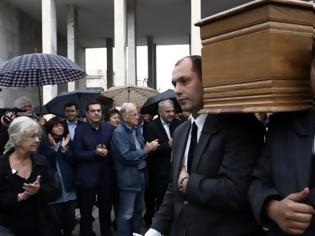 Φωτογραφία για Πλήθος κόσμου στο τελευταίο «αντίο» στον Κώστα Βεργόπουλο – Παρών' και ο Αλέξης Τσίπρας