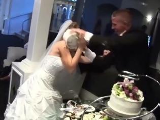Φωτογραφία για Ξέφυγε η πλάκα μεταξύ νύφης και γαμπρού – Χάλασε το γλέντι [video]