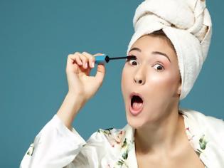 Φωτογραφία για Οι επιστήμονες εξηγούν... γιατί οι γυναίκες βάζουν μάσκαρα με το στόμα ανοιχτό