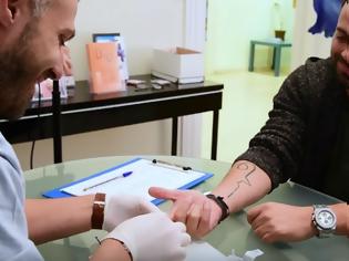 Φωτογραφία για Ο Κουμιώτης Ηλίας Βρεττός κάνει τεστ για τον HIV μπροστά στη camera (ΒΙΝΤΕΟ)