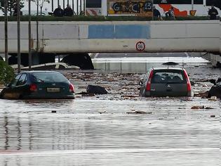 Φωτογραφία για Τέσσερις συλλήψεις για πλιάτσικο μετά τις πλημμύρες σε Μάνδρα και Ελευσίνα