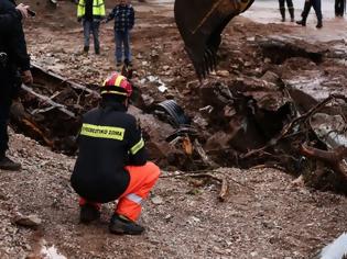 Φωτογραφία για Κακοκαιρία: Θρηνούν 20 νεκρούς στη Δυτική Αττική - Αναζητούν δύο αγνοούμενους