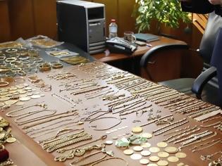 Φωτογραφία για Ο εκτιμητής της ΕΛΑΣ έκλεβε! Αντικαθιστούσε κλεμμένα κοσμήματα της «Μαφίας» των Ρομά με ψεύτικα