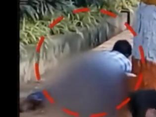 Φωτογραφία για Φρίκη: Βίασε γυναίκα στο πεζοδρόμιο και οι περαστικοί τραβούσαν βίντεο