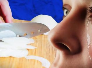 Φωτογραφία για Αυτό είναι το κόλπο για να καθαρίσετε κρεμμύδια χωρίς δάκρυα [video]
