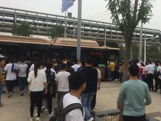 Φωτογραφία για Μαθητές δουλεύουν 11ωρα στην Κίνα για τη συναρμολόγηση του iPhone X της Apple!