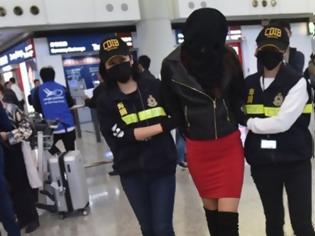 Φωτογραφία για 19χρονο μοντέλο από την Ελλάδα συνελήφθη με κοκαΐνη 300.000 δολαρίων στο αεροδρόμιο του Χονγκ Κονγκ