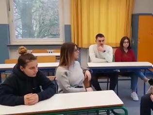 Φωτογραφία για Συγκλονίζει το βίντεο των Ελλήνων μαθητών στη Γερμανία: Κλείνουν τα σχολεία μας
