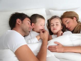 Φωτογραφία για Πόσο καλό ή κακό κάνει στο παιδί να κοιμάται μαζί με τους γονείς του;