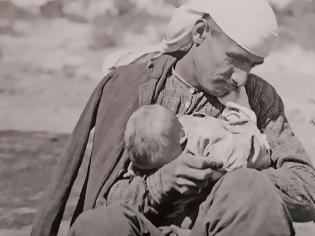 Φωτογραφία για Η σπάνια φωτογραφία με ένα πατέρα να κρατά το μωρό του αγκαλιά. Το πορτρέτο του πρόσφυγα από τη Μικρά Ασία που ανέτρεψε τα κοινωνικά πρότυπα και απεικόνισε τη δυστυχία της προσφυγιάς...