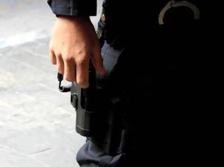 Φωτογραφία για Ζάκυνθος: Σύζυγος αστυνομικού τον απείλησε με το... όπλο του! - Του το άρπαξε και άρχισε να φωνάζει «Θα σε σκοτώσω ή θα αυτοκτονήσω»