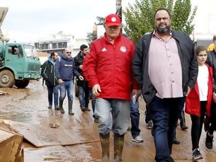 Φωτογραφία για Ο Βαγγέλης Μαρινάκης επισκέφτηκε τους πλημμυροπαθείς στη Μάνδρα [video]